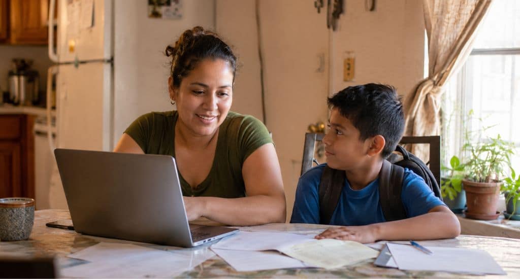 Madre hispana solicitando CHIP Texas para seguro médico de sus hijos