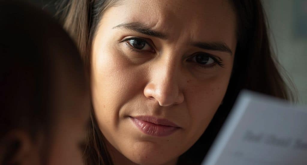 Madre hispana revisando Paid Family Leave en California