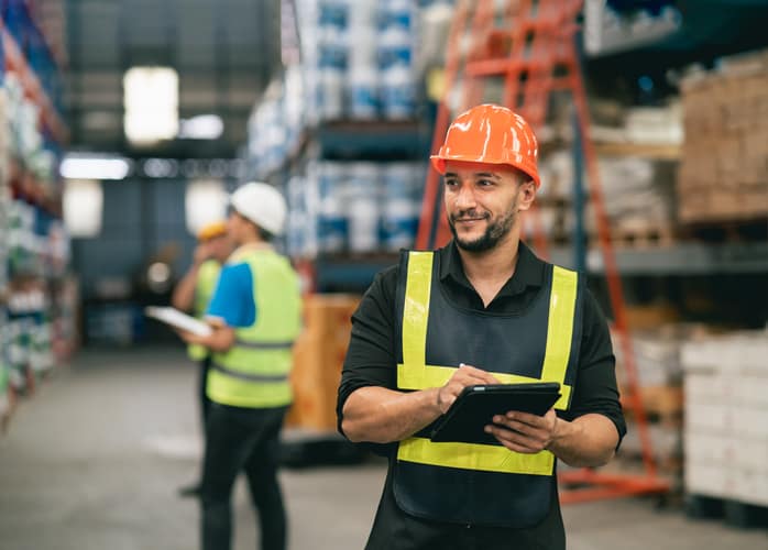 Trabajadores en un almacén y fábrica en Estados Unidos